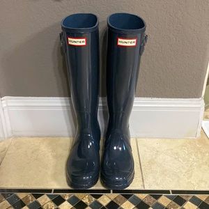 Dark grey rain boots. Size 6
